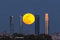 La Luna atrapada por la ciudad