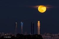 La Luna vigila la ciudad